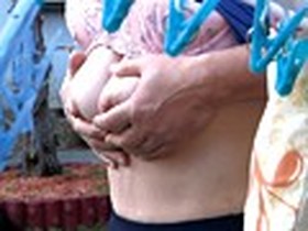 熟女の軟乳、突然背後から乳もみ　サンプル画像01